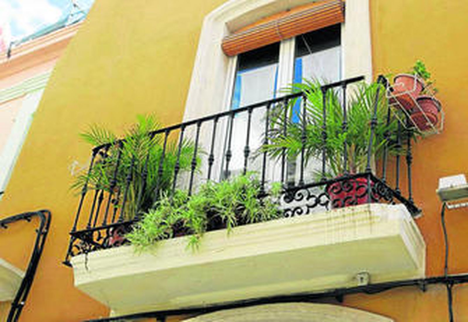 El camión ha roto la reja y provocado una grieta en el balcón de la vivienda número 71 de la calle Real.