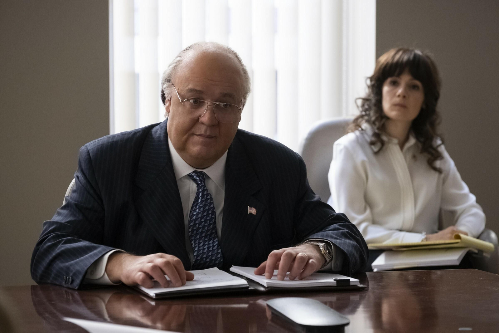 Russell Crowe como Roger Alies, intrigante, manipulador mediático y depredador sexual