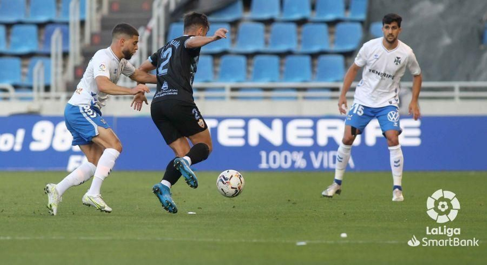 Buñuel ataca a la defensa local.