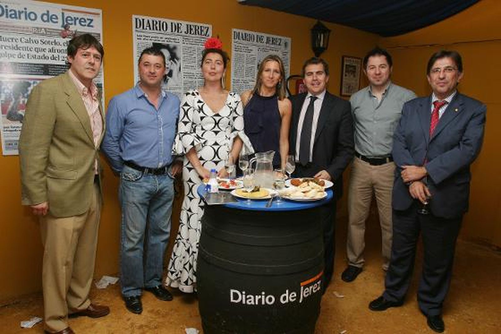 Reunión de abogados en la caseta del Diario. Ildelfonso Cáceres, Anabel Salmerón, Elisa Cano, Francisco Casín, con unos amigos de Bilbao; Pedro Varela y Mikel Sánchez Asua junto a Juan Luis Pérez, comercial del Diario.

Foto: Vanesa Lobo