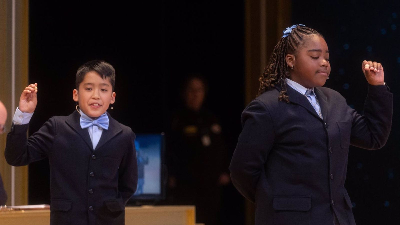 Axiel Kyron Abas y Ainhoa Rosero Gómez Limbaga cantan el tercer premio, el número 11.840