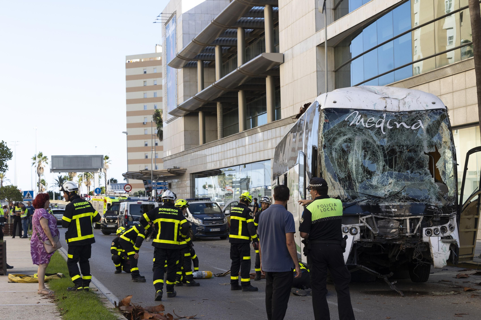 Las imágenes del accidente de autobús que ha conmocionado a Cádiz