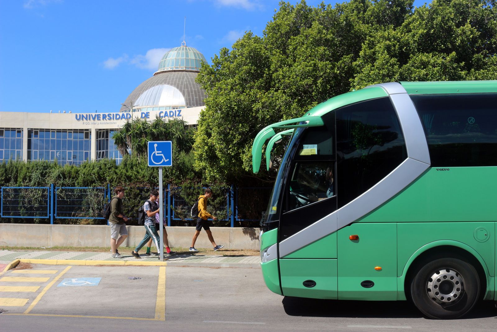 Un autobús del Consorcio en una de las paradas del Campus de Puerto Real