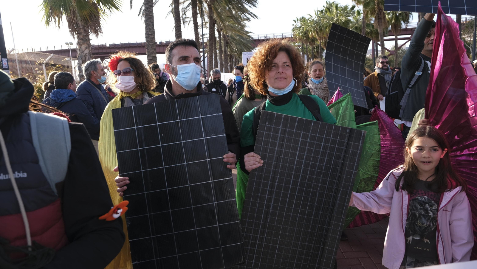 Fotogalería manifestación a favor de energías renovables ordenadas. Almería