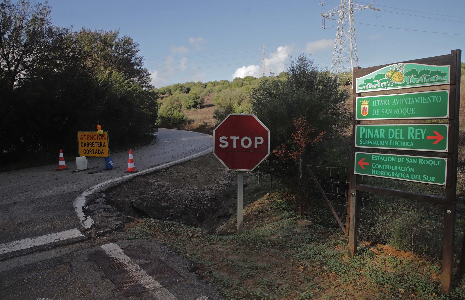 Fotos de las labores de limpieza y retirada de barro en la carretera CA-9203, que une Pinar del Rey con la Estación de San Roque