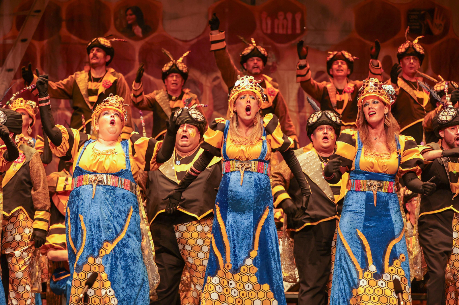 Imágenes de la actuación del coro de Huelva "La Rendición de los Bribones" en el Carnaval Colombino