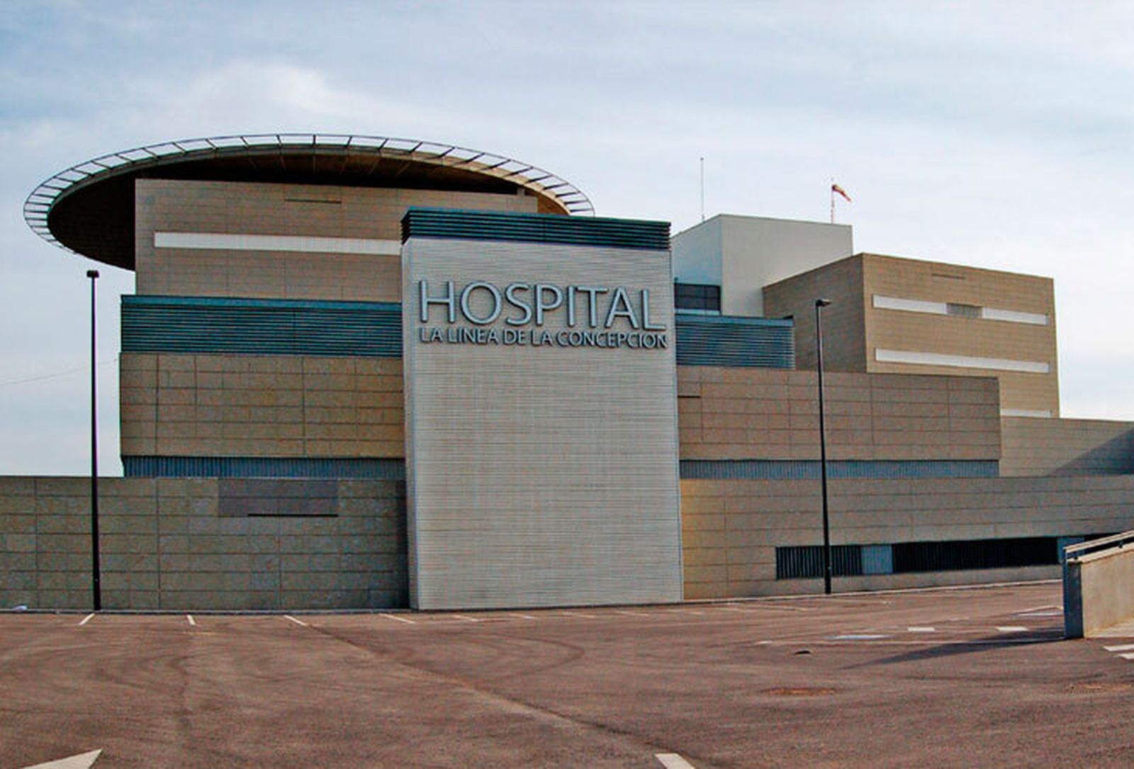 La fachada del Hospital comarcal de La Línea