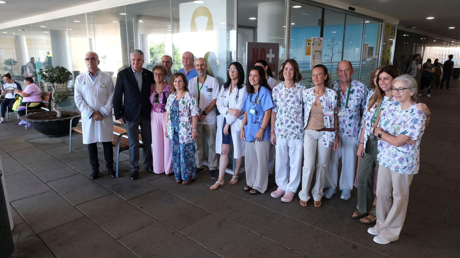 Colocación del lazo dorado de la campaña ‘Enciende la esperanza’, de la Asociación ARGAR en el Hospital Materno Infantil.