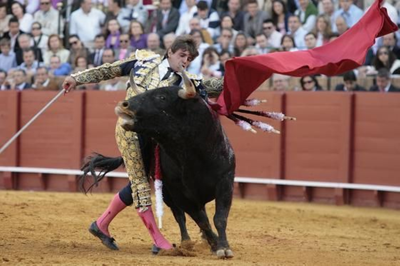 Tendero, en el momento del paso del toro ante su muleta. 

Foto: Juan Carlos Muñoz
