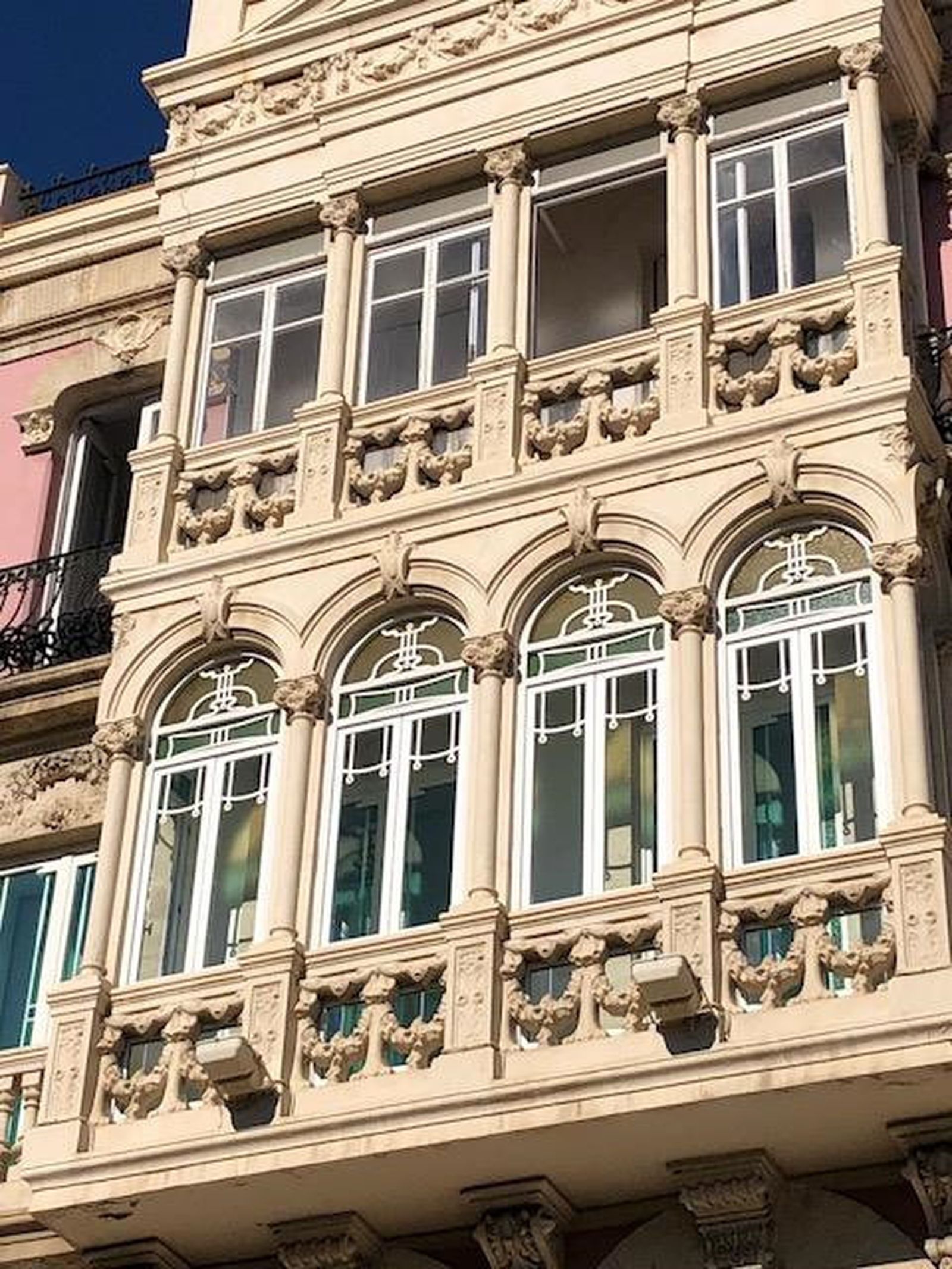 Edificio con luz ornamental.