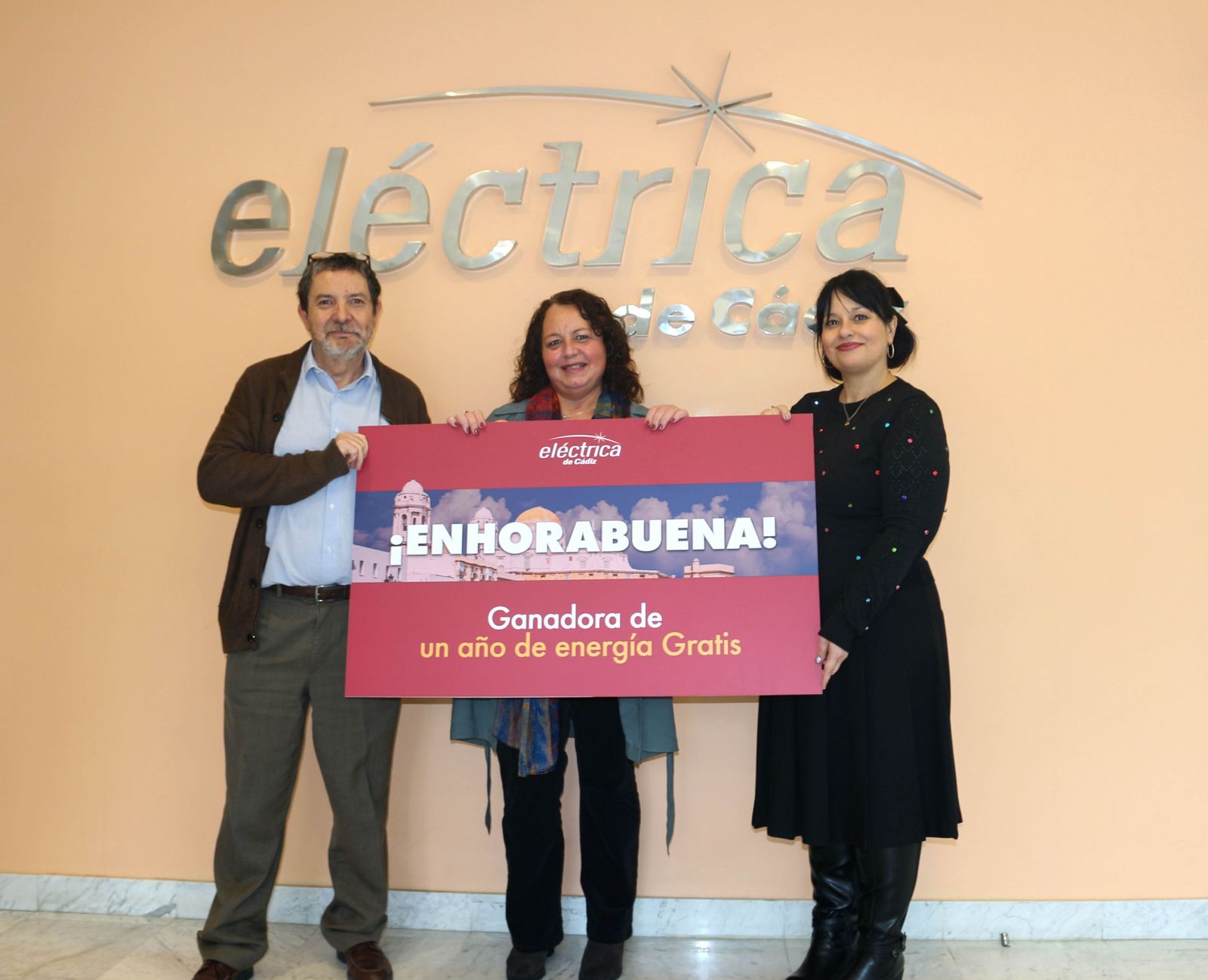 La ganadora del sorteo de Eléctrica de Cádiz, con Verónica Escolar Peña y Rafael Velázquez Martínez, del Departamento de Atención al Cliente