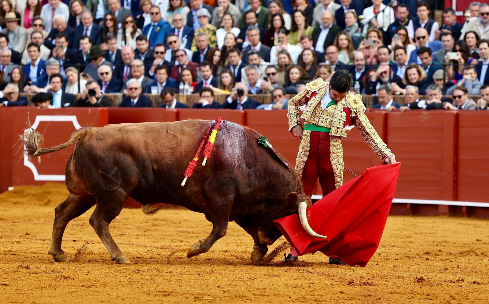 Morante de la Puebla, en la lidia del primer toro de la tarde. Morante de la Puebla, en la lidia del primer toro de la tarde.