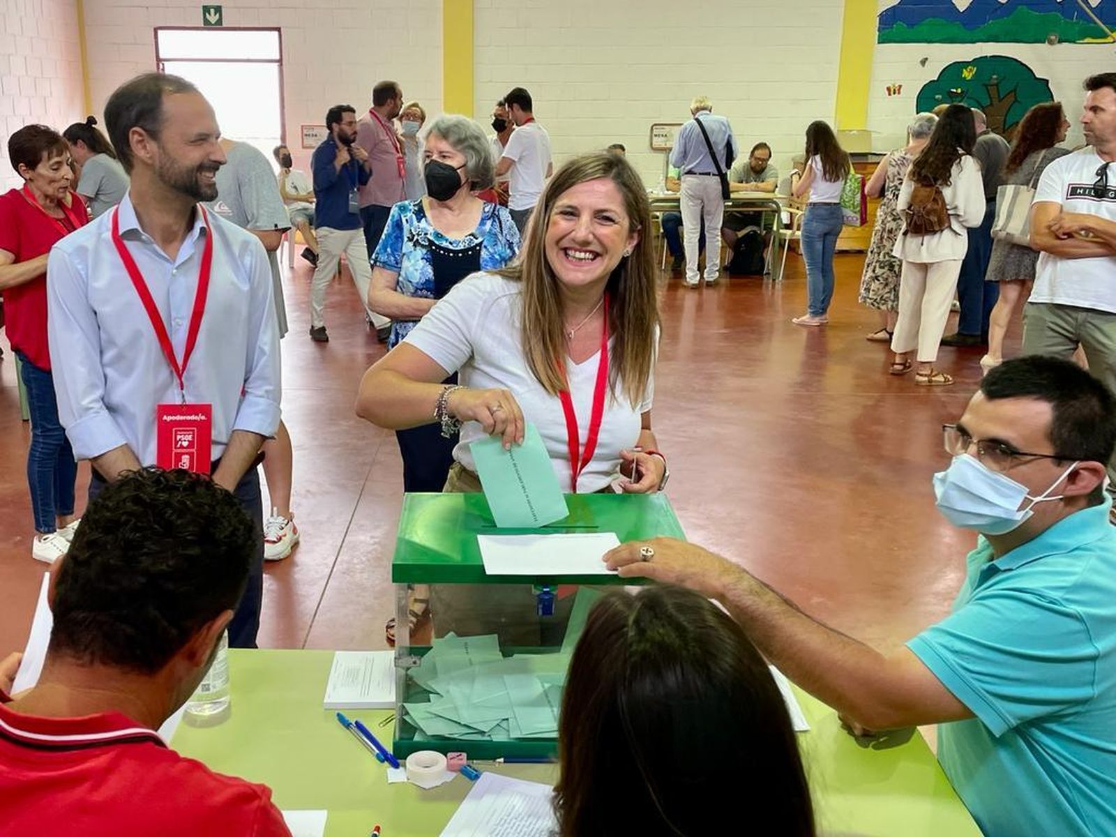 La socialista Irene García vota en Sanlúcar