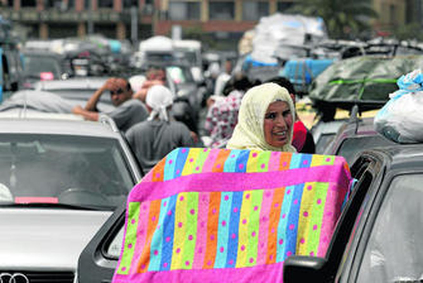 Una mujer marroquí espera, en el puerto de Algeciras, el embarque en el ferry durante la operación Paso del Estrecho.