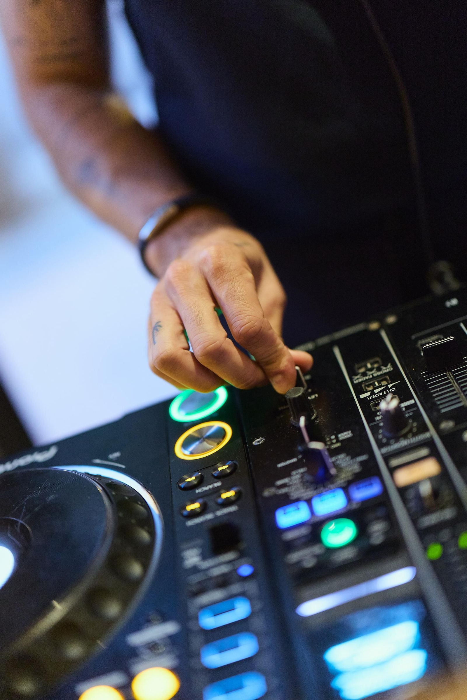 Las sesiones de DJ en directo son otro de los grandes atractivos de los planes otoñales de Bless Hotel Madrid.