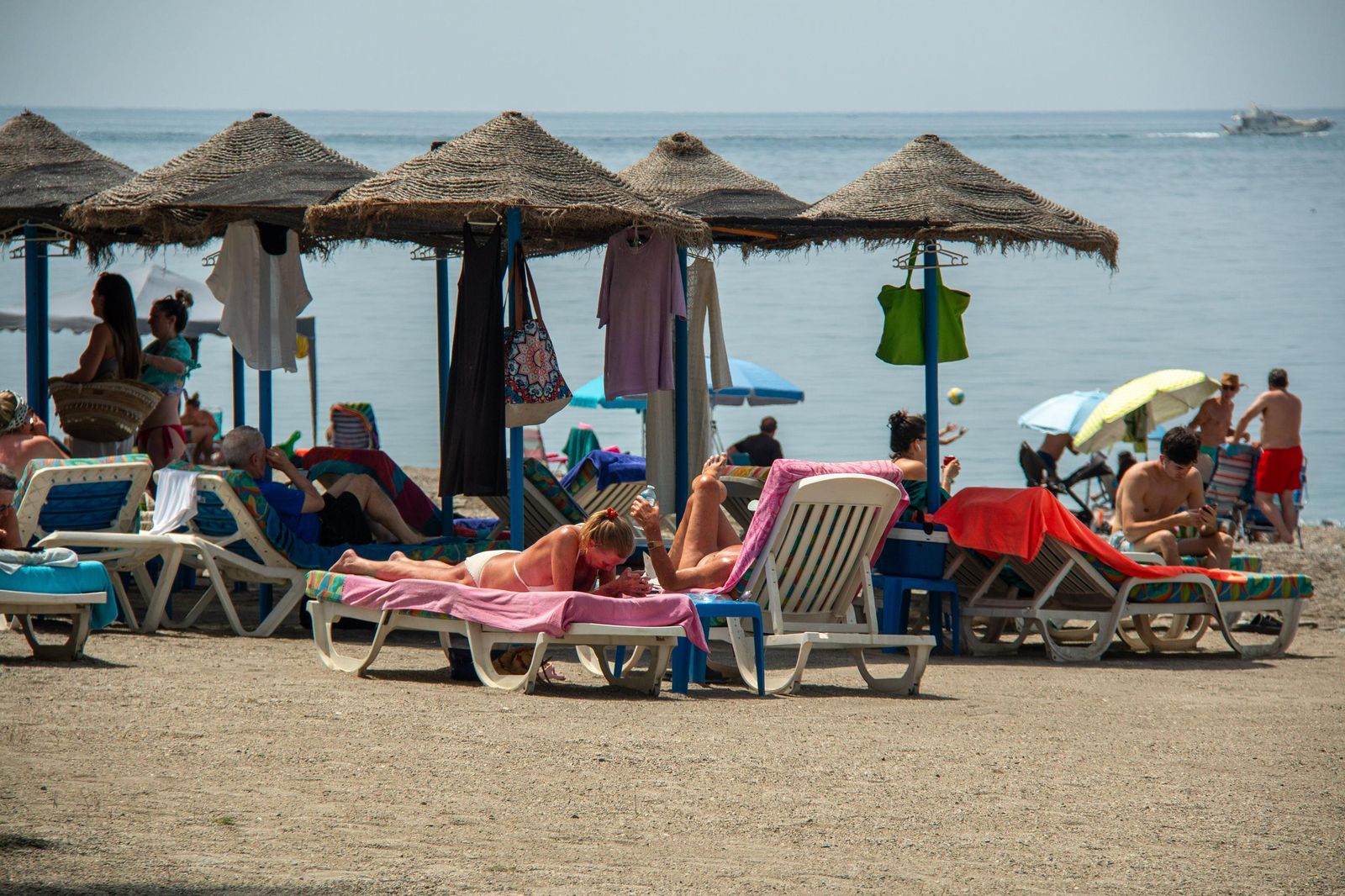 Las playas de Almuñécar se convierten en refugio del calor a dos semanas del verano