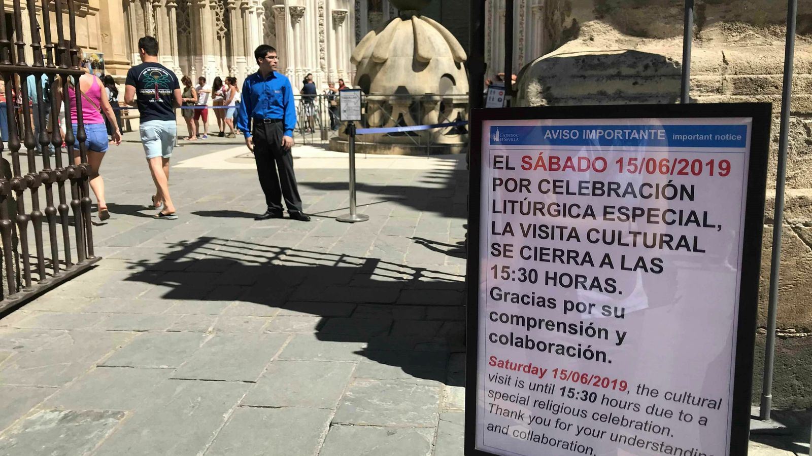 Cartel a las puertas de la Catedral que restringe las visitas desde las 15.30 horas del sábado.