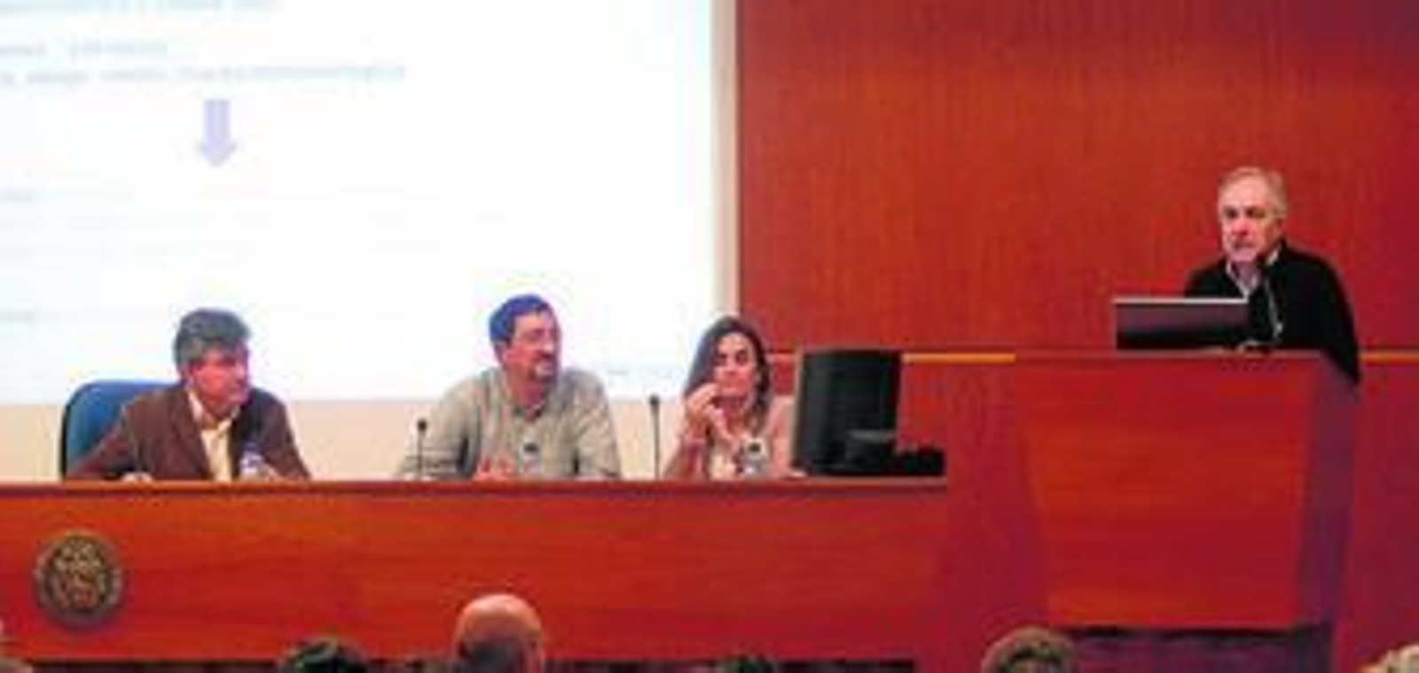 leandro del Moral, Javier Ruiz y María José Polo escuchan al catedrático Miguel Losada, ayer en las jornadas de la Universidad.