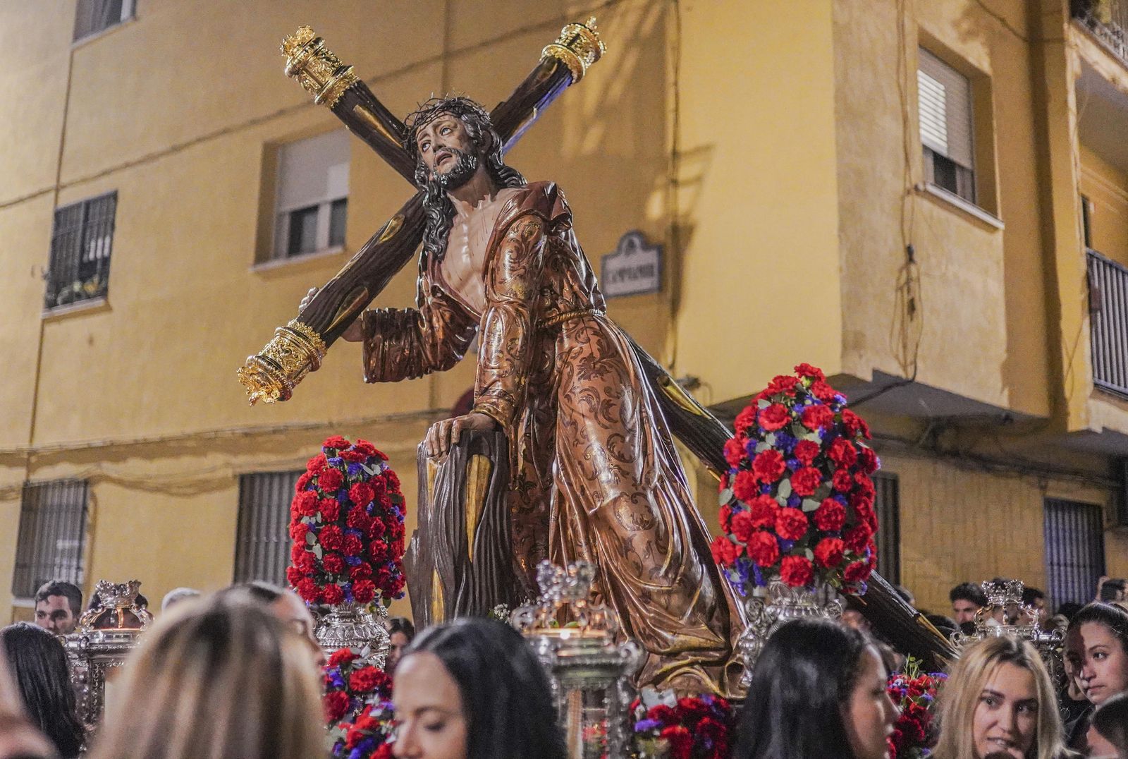 El vía crucis de la Hermandad del Trabajo, en imágenes