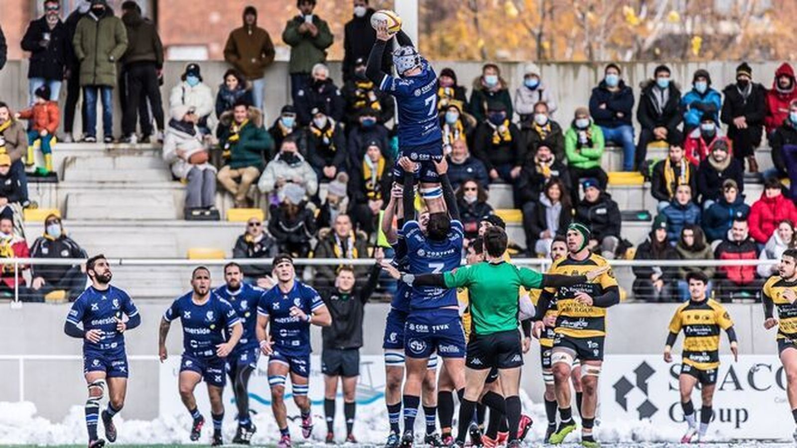 David Serrano gana una 'touche' en un partido disputado en Burgos.