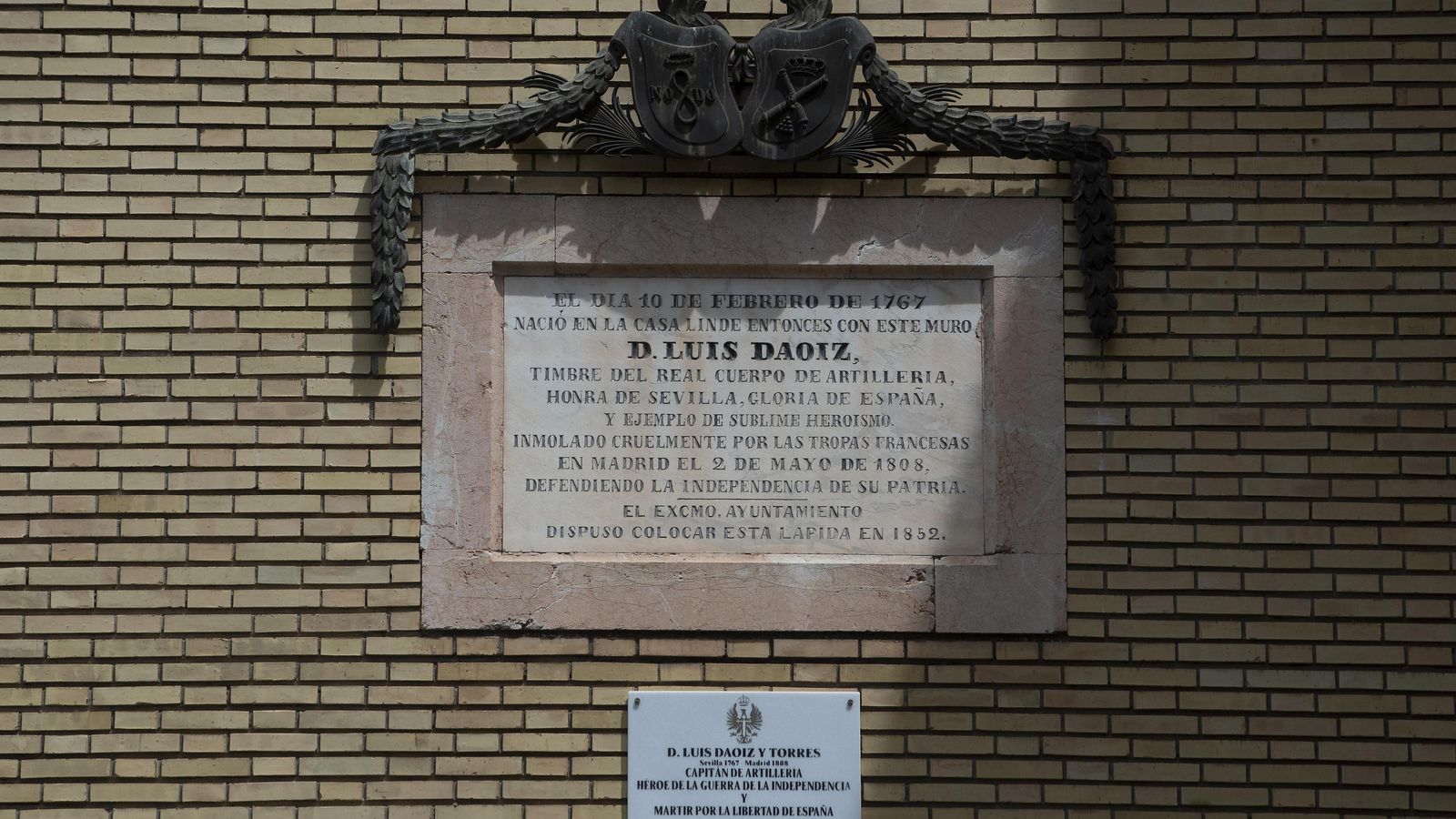 Placa en recuerdo a Luis Daoiz en la Plaza de la Gavidia de Sevilla.
