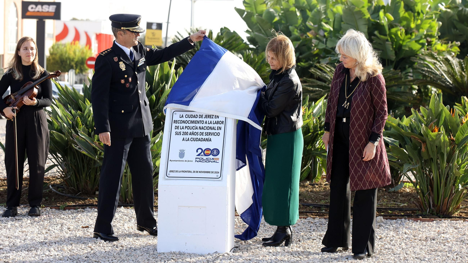 Imágenes de la inauguración de la rotonda de la Policía Nacional en Jerez