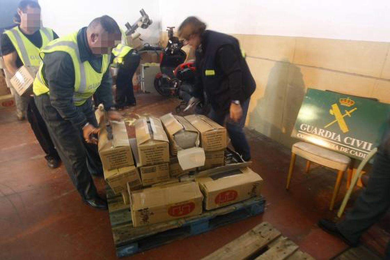 La Guardia Civil interviene 4.800 kilos de hachís en un contenedor en el muelle de Cádiz. 

Foto: Jose Braza