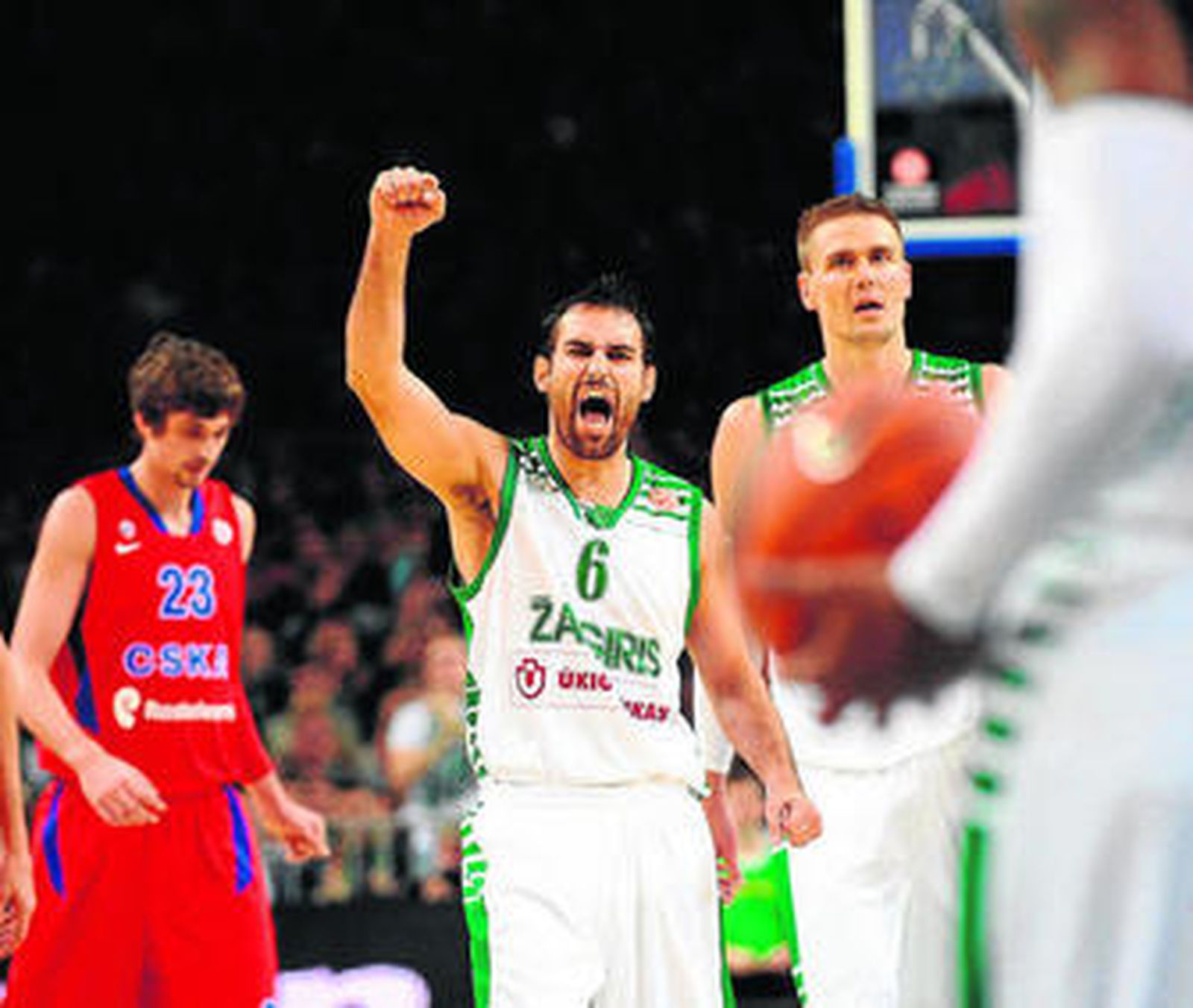 El croata Popovic celebra con rabia una canasta de su equipo durante el duelo con el CSKA.