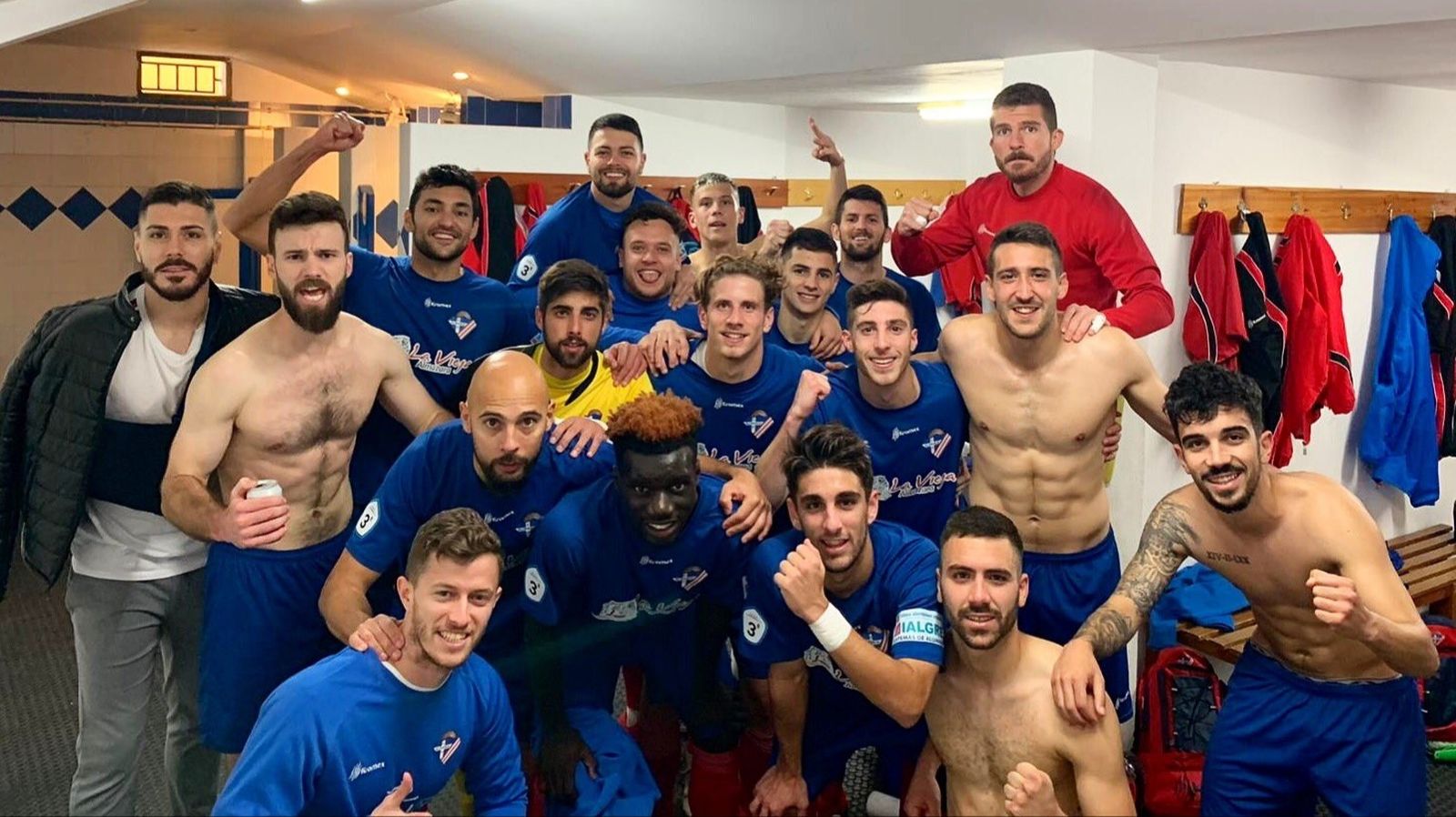 Jugadores del Poli celebrando su victoria en el vestuario.