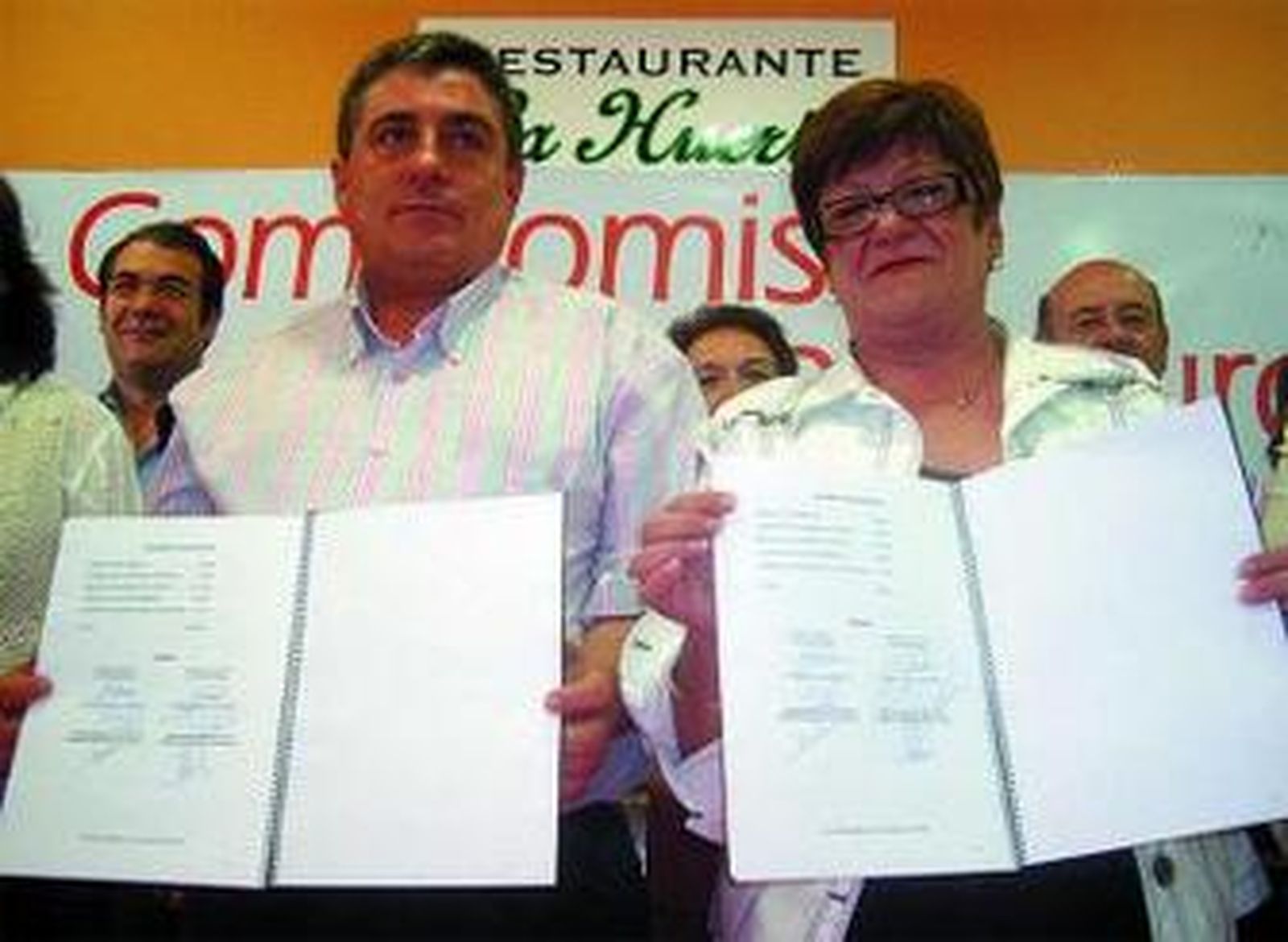 Salvador Marín y Salomé Arroyo muestran el pacto.