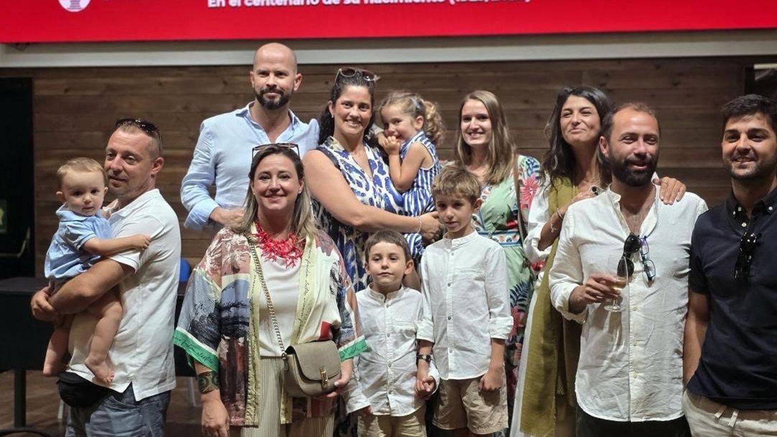 Los nietos y bisnietos del homenajeado, durante el acto en el Centro de Interpretación del Vino y la Sal, en Chiclana de la Frontera.