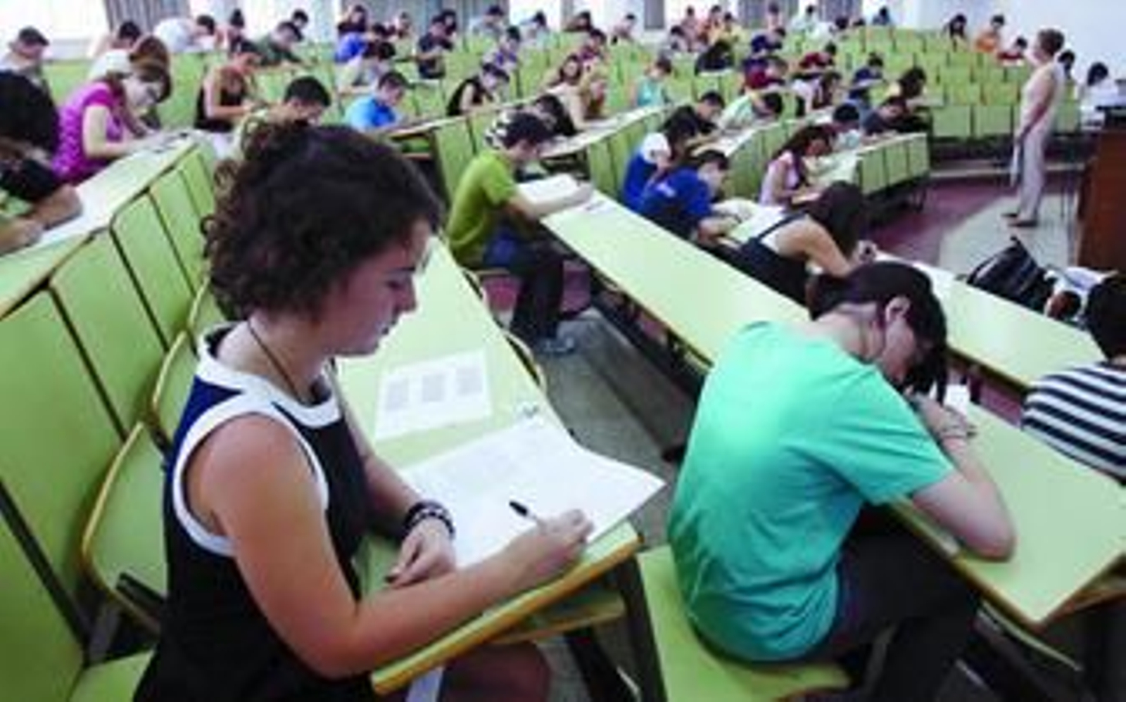 Estudiantes, ayer, realizando los primeros exámenes de la Selectividad.