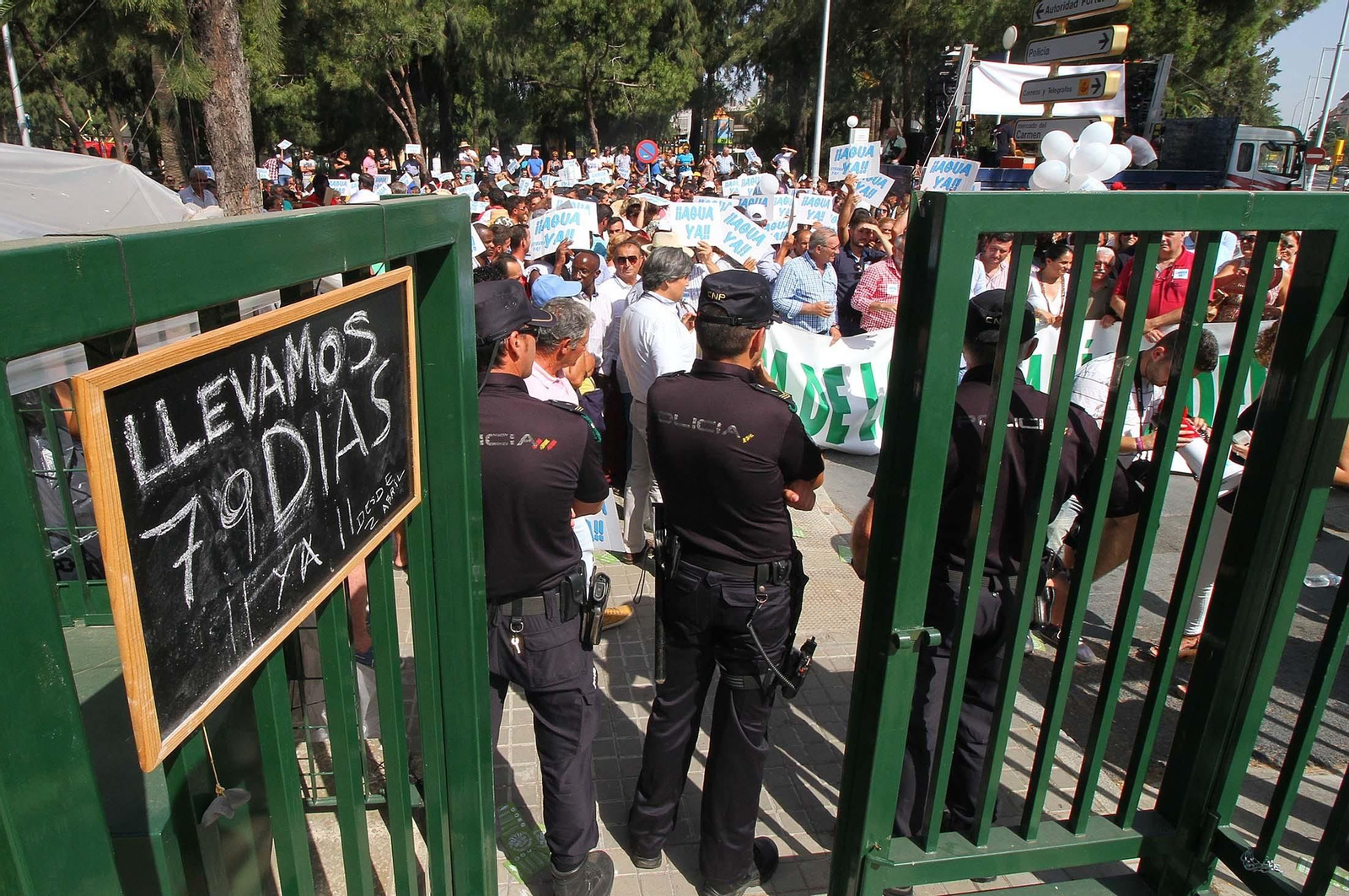 Imágenes de la manifestación para pedir agua y tierra para los regadíos del Condado.