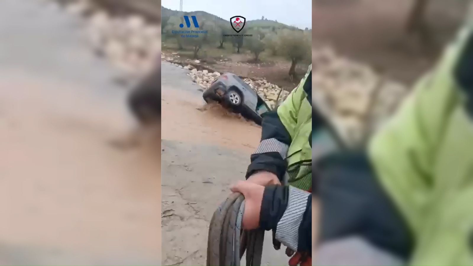 Bomberos rescatan a un hombre de su coche atrapado en un arroyo de Álora