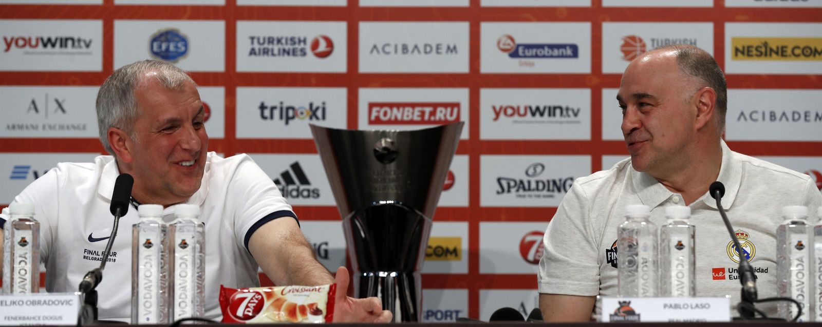 Zelijko Obradovic, entrenador del Fenerbahçe, junto a su homólogo del Real Madrid, Pablo Laso.