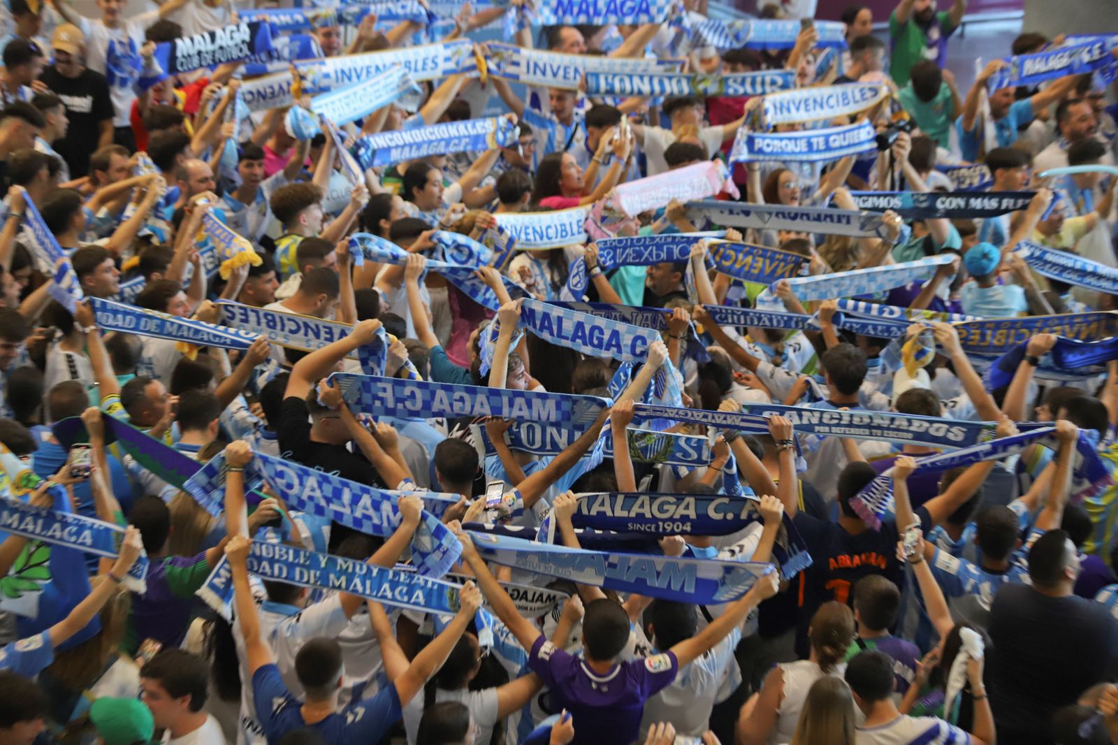 El espectacular preámbulo en el aeropuerto con la afición
