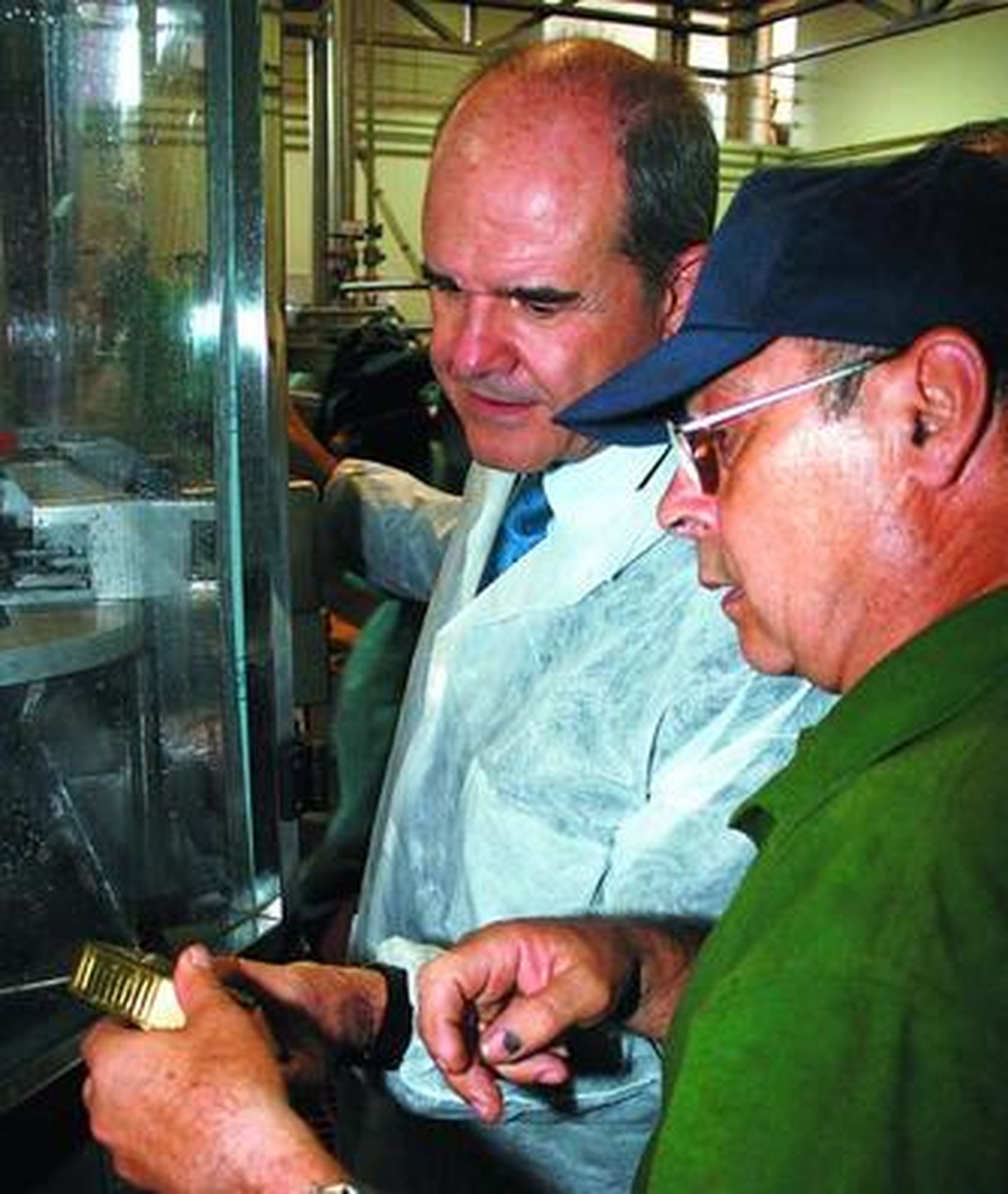 Chaves recibió explicaciones de primera mano sobre la elaboración de las conservas barbateñas.