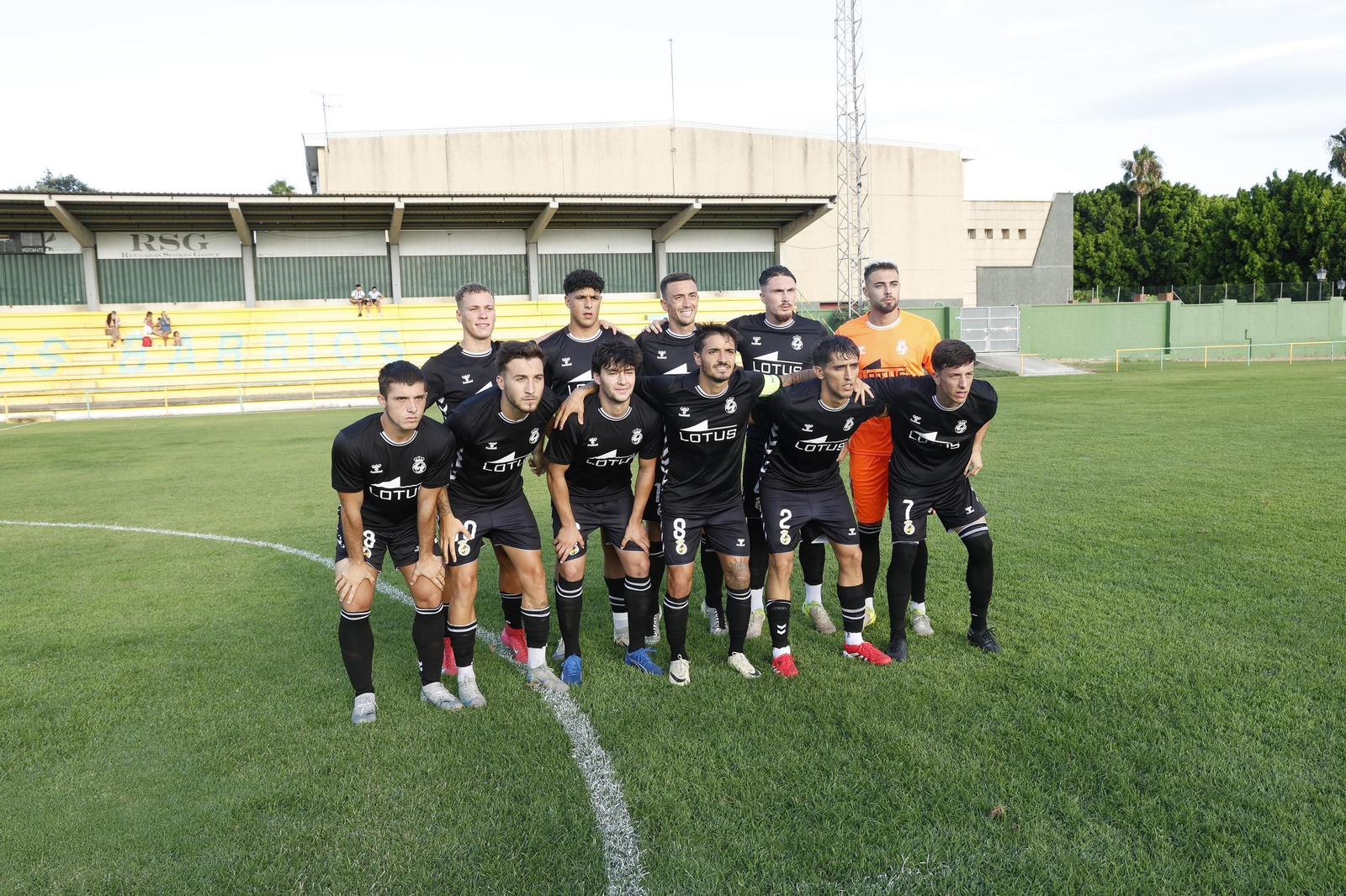 "Las fotos del partido de entrenamiento de la Balona con el Mons Calpe de Gibraltar"