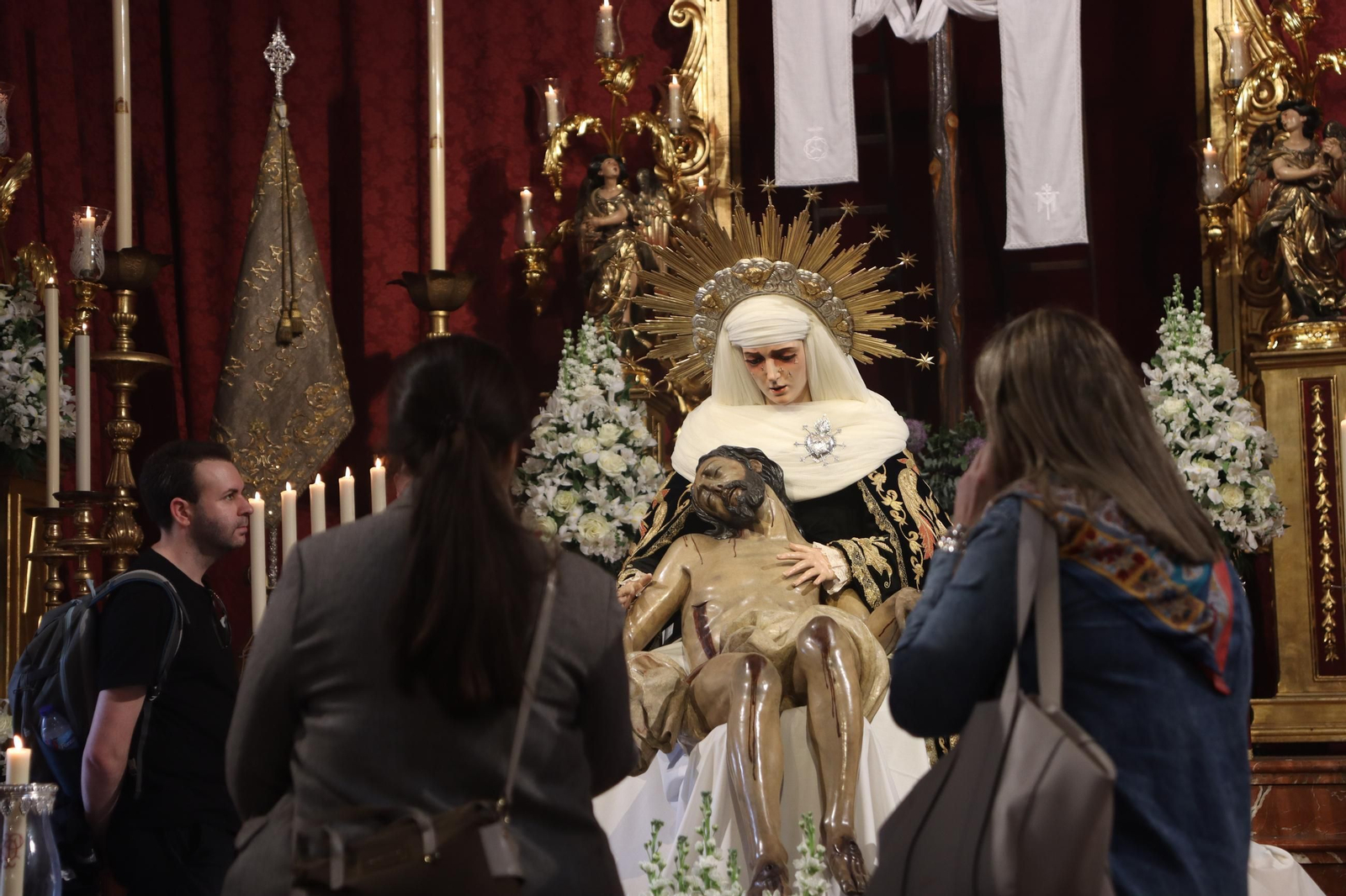 Sevilla acaricia la Semana Santa en un Domingo de Pasión lleno de cultos