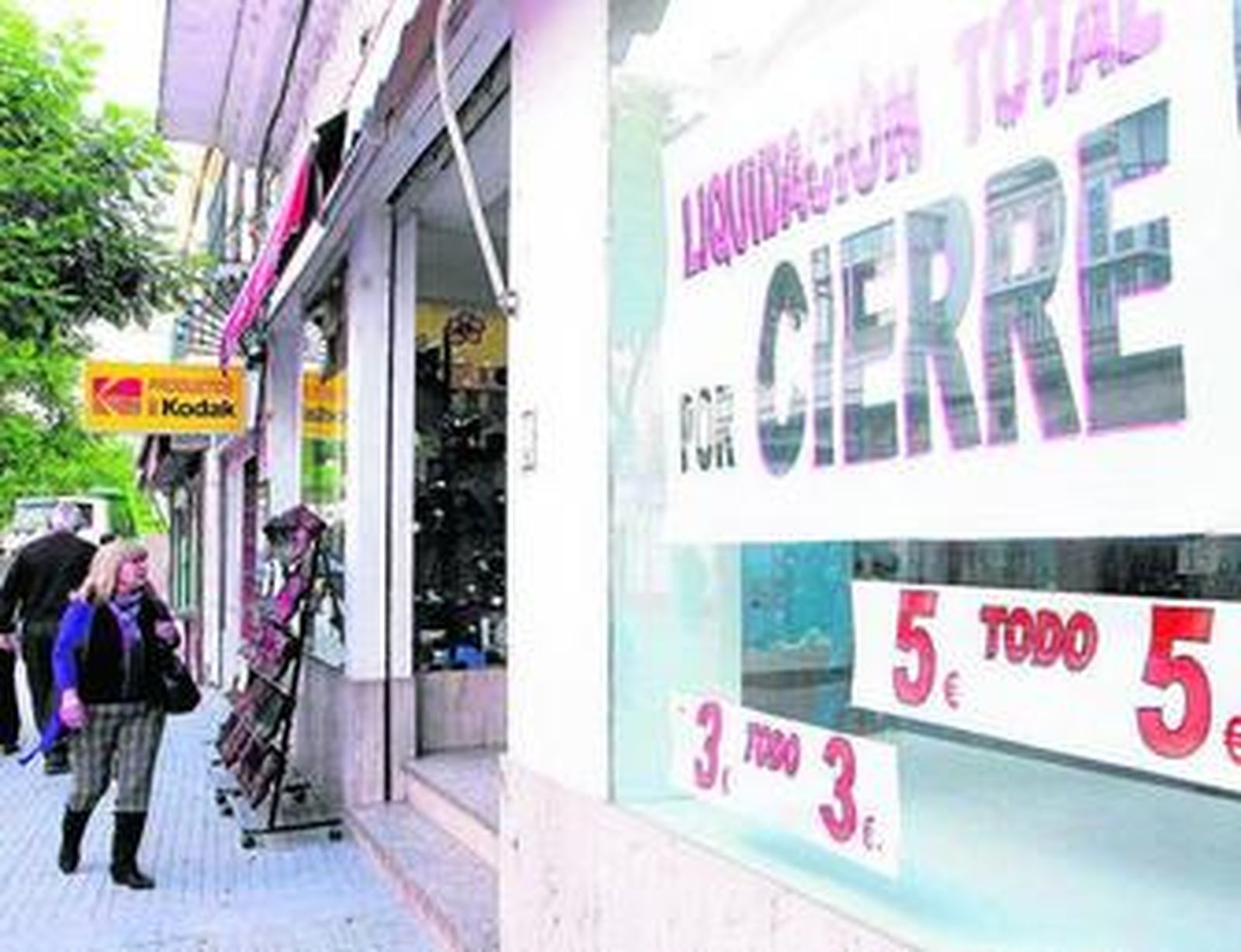 Uno de los negocios gaditanos que anunciaba liquidación de sus productos por cierre.