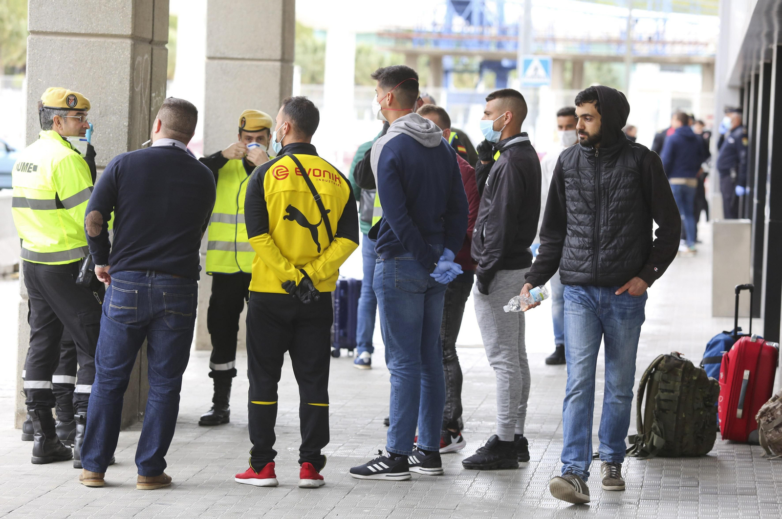 La UME desinfecta en Málaga la estación de autobuses y el puerto, en fotos