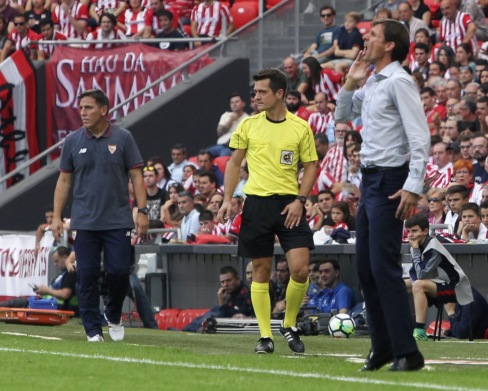 Berizzo, al fondo, sigue atento al partido.