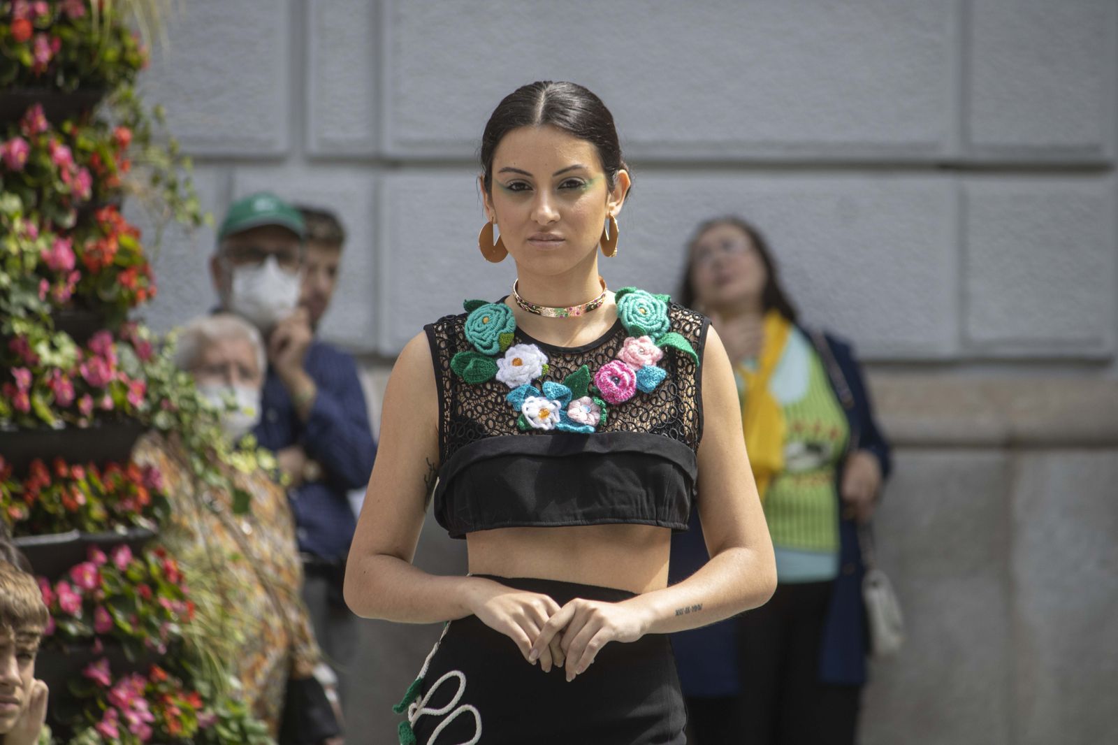 Día Internacional del Reciclaje con un desfile de moda reciclada, en imágenes