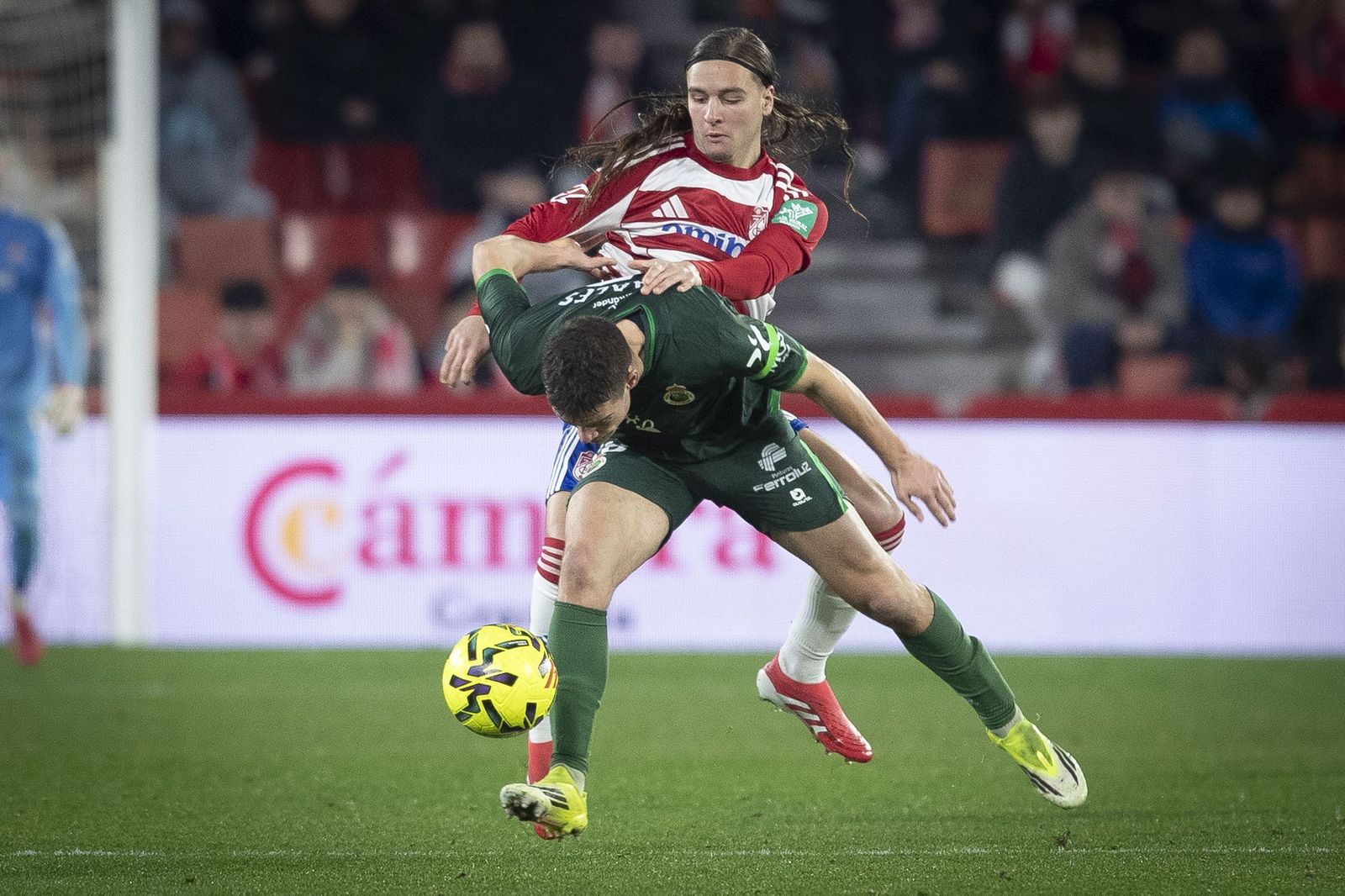 El debutante Izan pugna por el balón ante el Racing