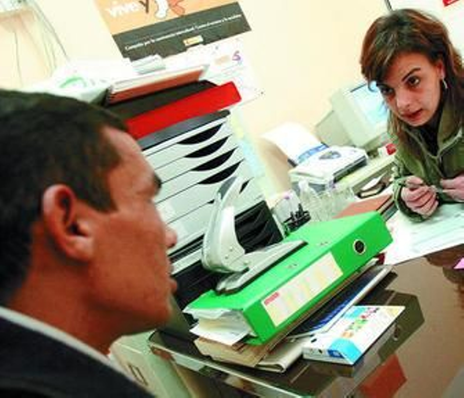 Una voluntaria de Málaga Acoge atiende a un inmigrante.