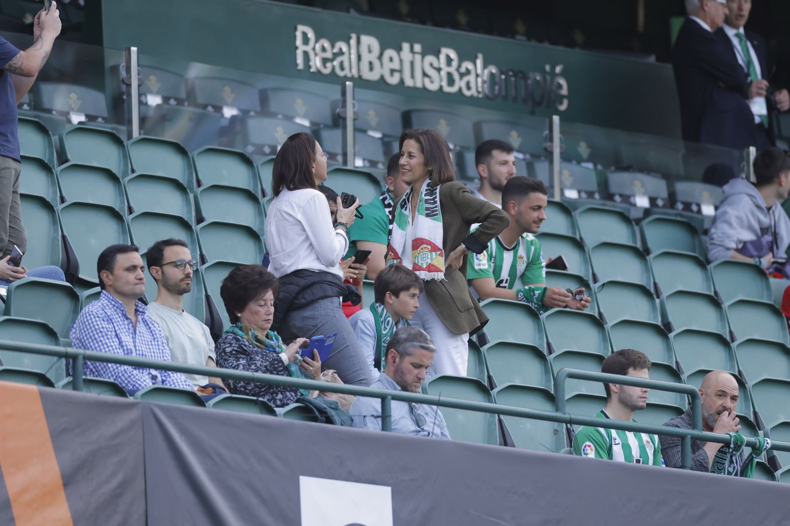 Búscate en las fotos del Betis-Manchester