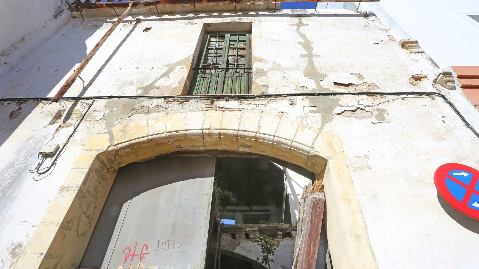 Imagen del acceso al solar de la calle Caracuel, que fue sede de Jerez Industrial.