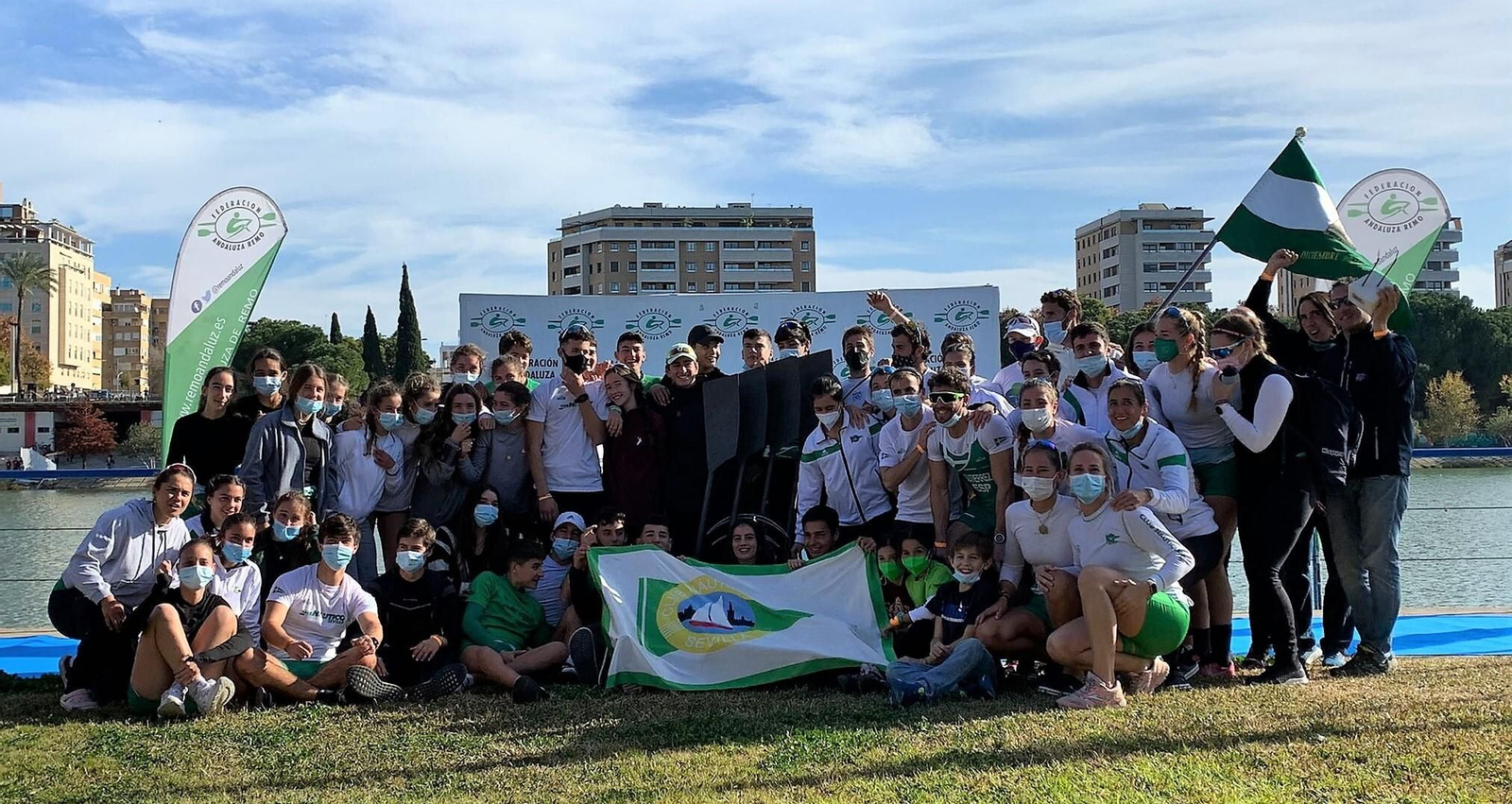 Los miembros del Club Náutico Sevilla celebran su título.