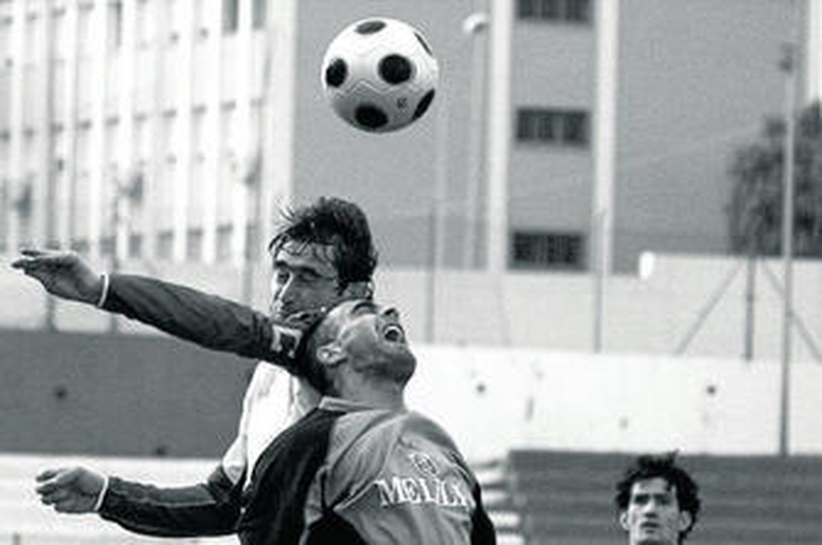Fleurquin pugna por un balón aéreo en el Melilla-Cádiz de hace dos temporadas.