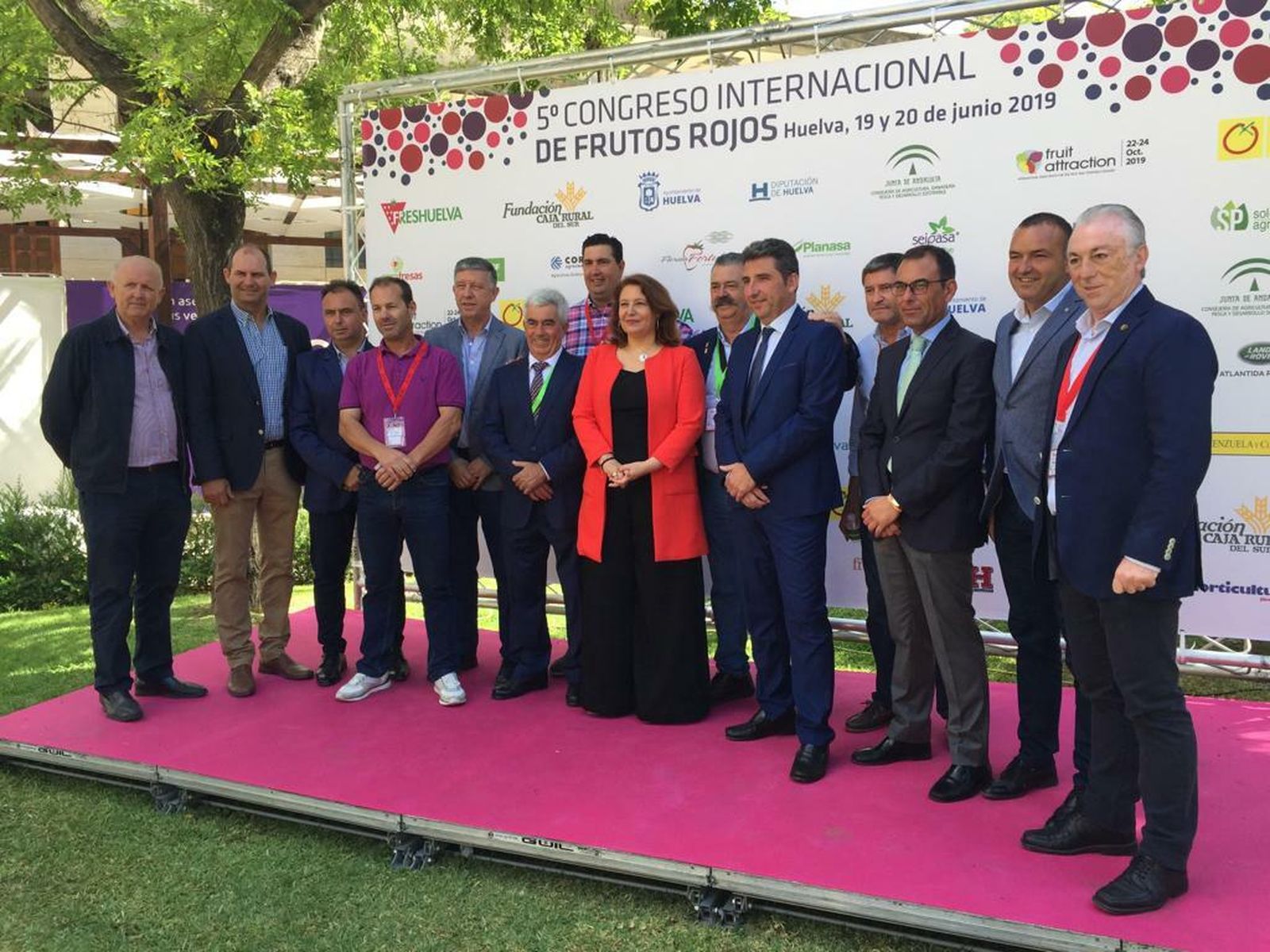 Foto de familia de los organizadores alrededor de la consejera de Agricultura, Carmen Crespo.
